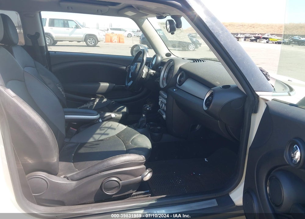 2008 MINI COOPER VIN: WMWMF33518TT62886