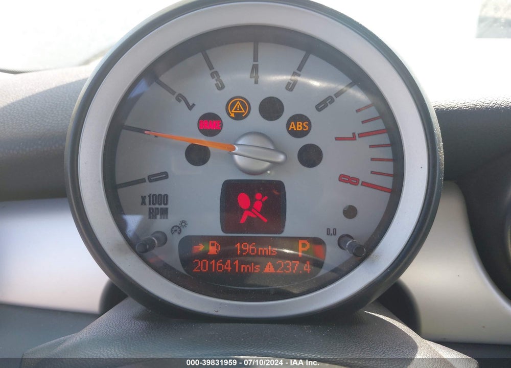 2008 MINI COOPER VIN: WMWMF33518TT62886