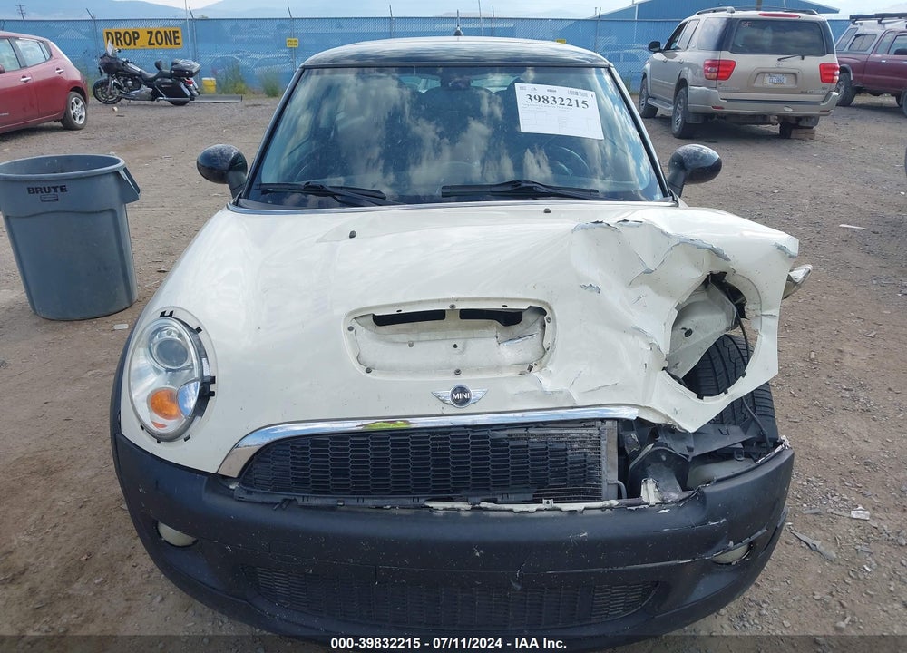 2009 MINI COOPER S VIN: WMWMF73529TV39888
