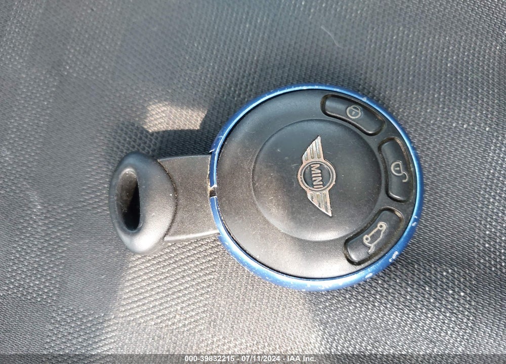 2009 MINI COOPER S VIN: WMWMF73529TV39888