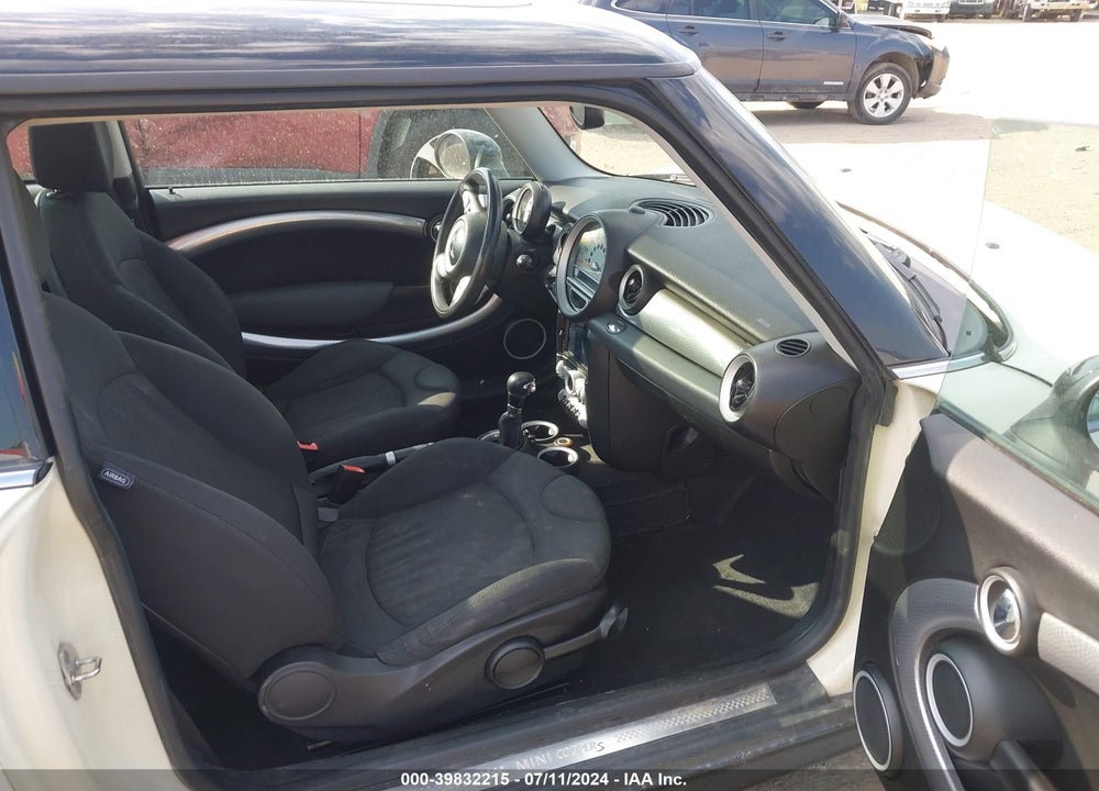 2009 MINI COOPER S VIN: WMWMF73529TV39888