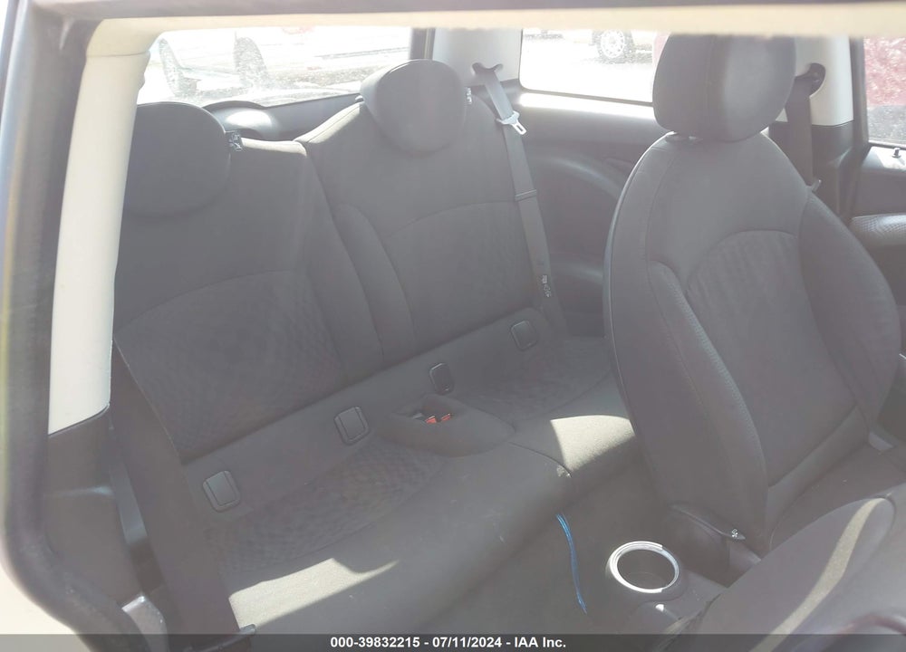 2009 MINI COOPER S VIN: WMWMF73529TV39888