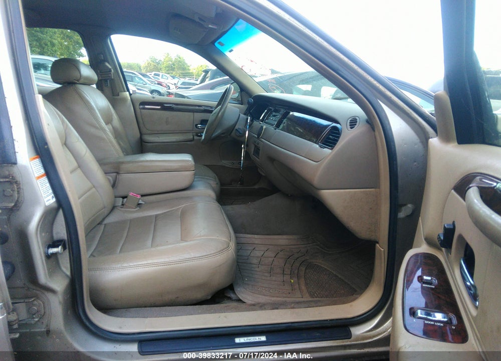 2000 LINCOLN TOWN CAR EXECUTIVE VIN: 1LNHM81W1YY869627