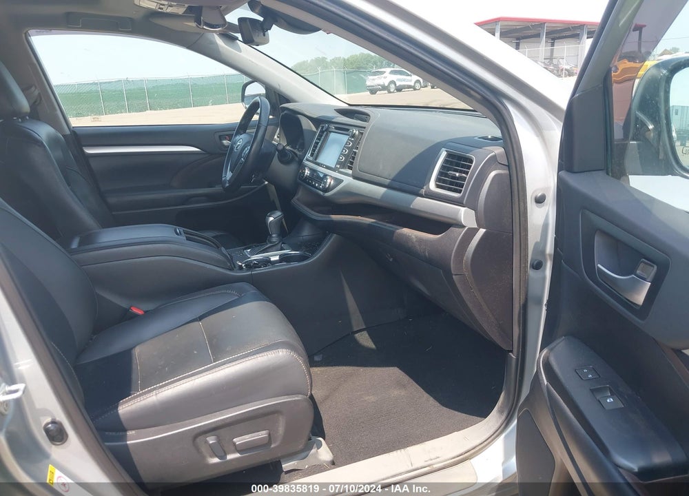 2019 TOYOTA HIGHLANDER XLE VIN: 5TDJZRFH8KS606030