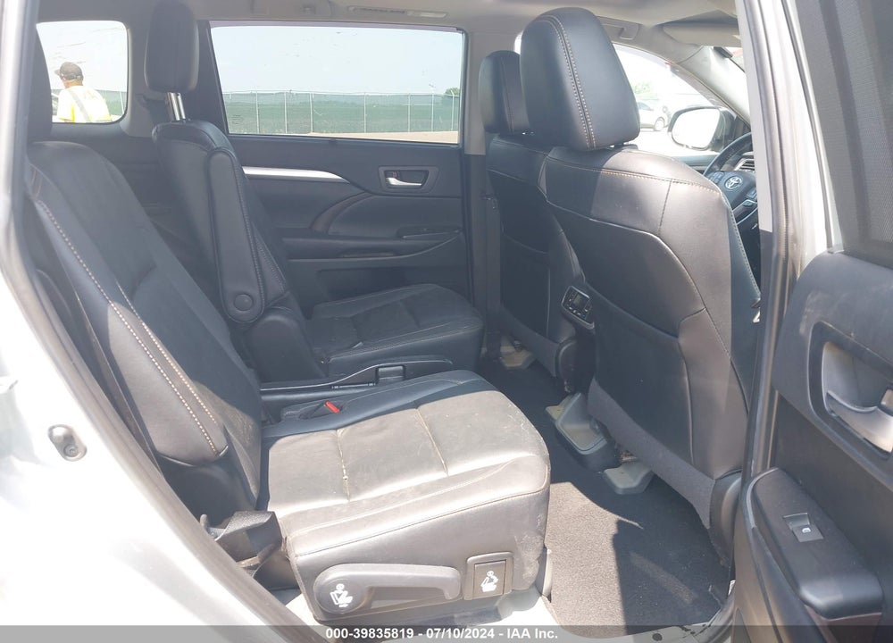 2019 TOYOTA HIGHLANDER XLE VIN: 5TDJZRFH8KS606030
