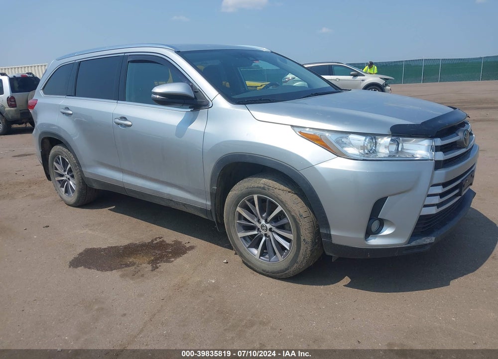 2019 TOYOTA HIGHLANDER XLE VIN: 5TDJZRFH8KS606030