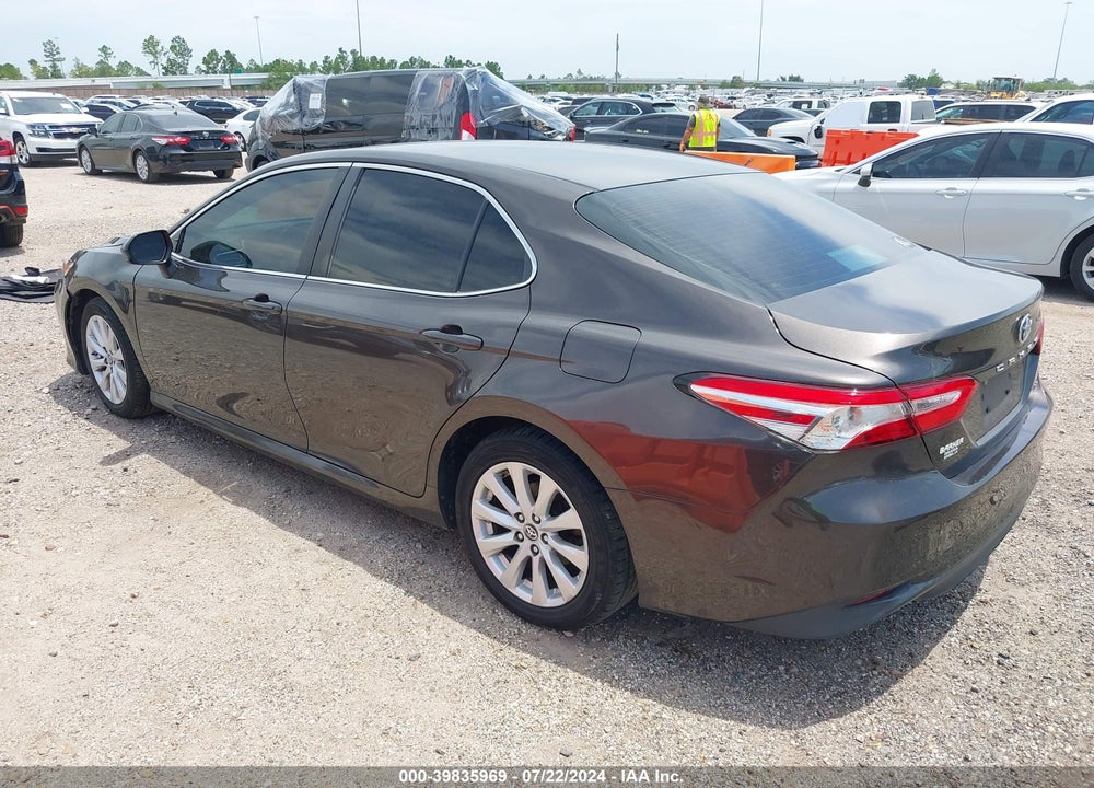 2018 TOYOTA CAMRY LE VIN: 4T1B11HK4JU048222