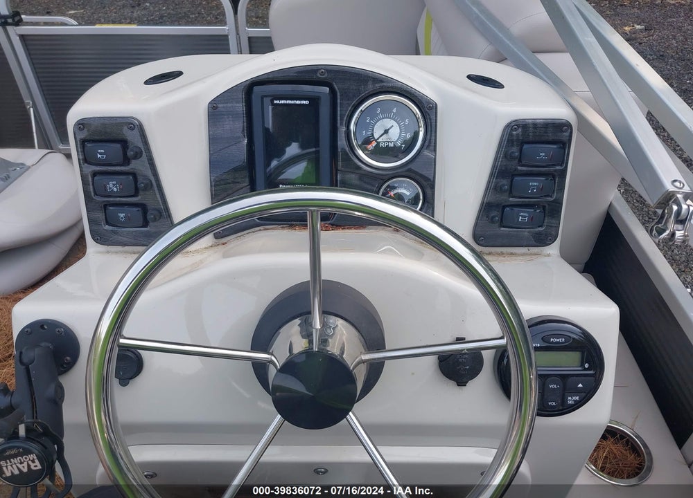 2019 APEX MARINE QWEST VIN: APX27249A919