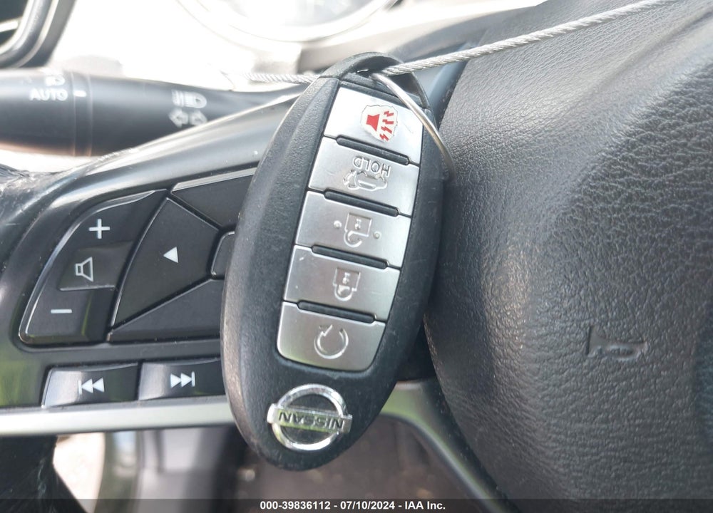 2018 NISSAN ROGUE SV VIN: 5N1AT2MV8JC720008