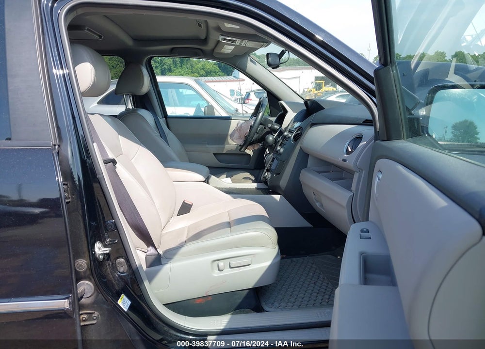 2015 HONDA PILOT TOURING VIN: 5FNYF4H98FB044527