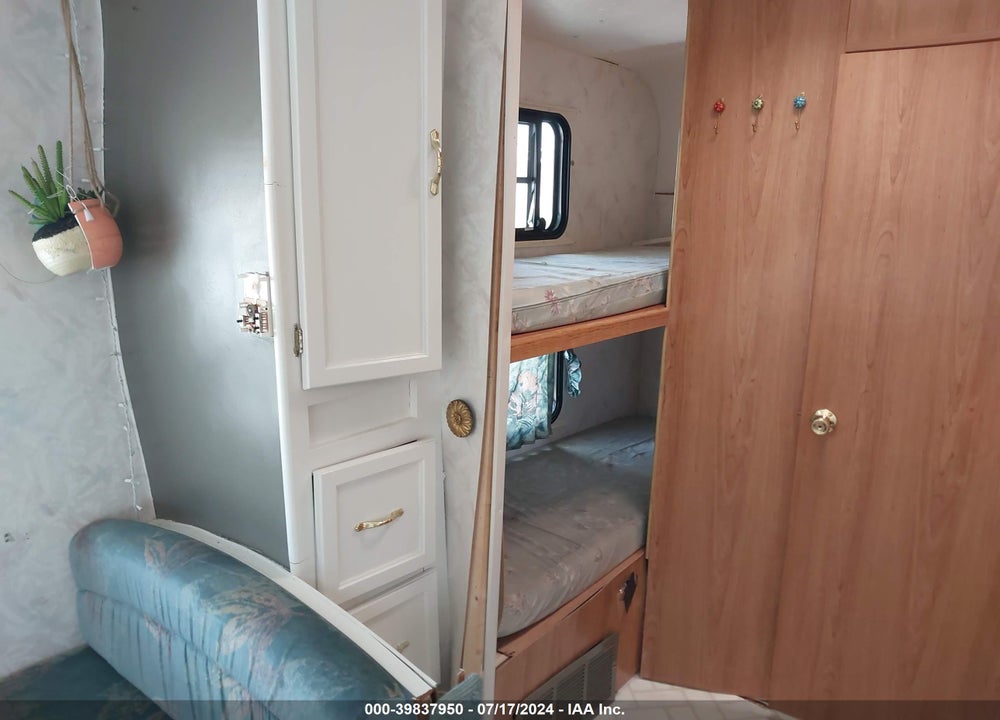 1997 COACHMEN CATALINA 275TB VIN: 1TC3B9384V1302300
