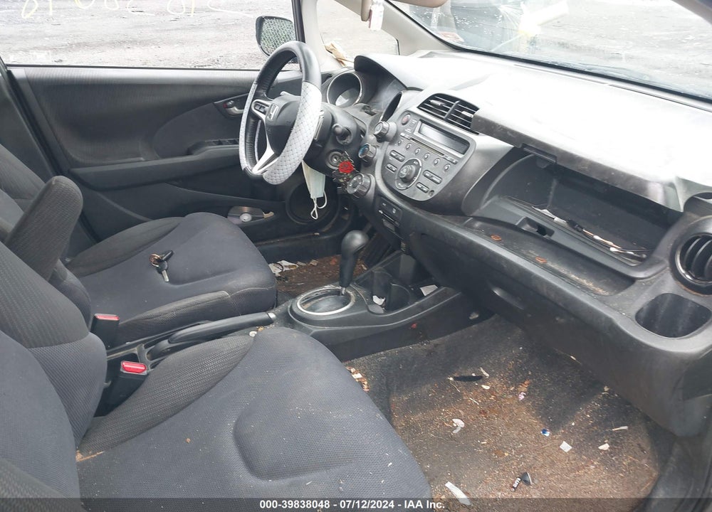 2013 HONDA FIT SPORT VIN: JHMGE8H52DC071217