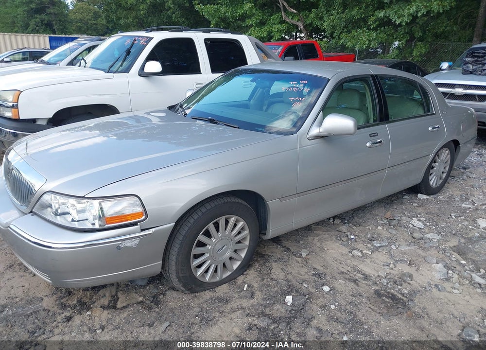 2004 LINCOLN TOWN CAR SIGNATURE VIN: 1LNHM81W74Y624082