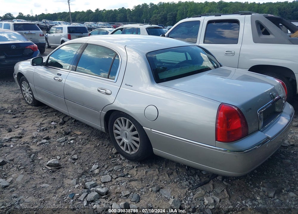 2004 LINCOLN TOWN CAR SIGNATURE VIN: 1LNHM81W74Y624082