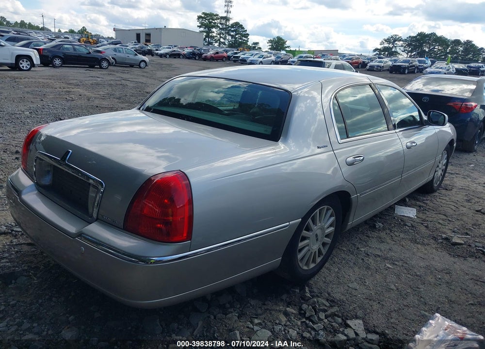2004 LINCOLN TOWN CAR SIGNATURE VIN: 1LNHM81W74Y624082