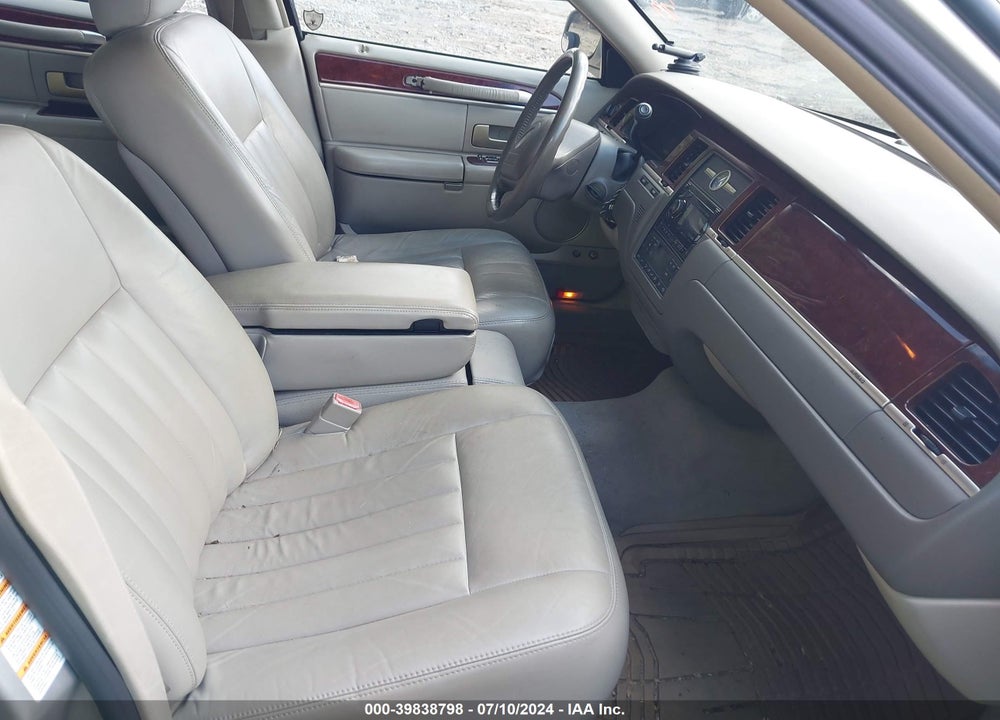 2004 LINCOLN TOWN CAR SIGNATURE VIN: 1LNHM81W74Y624082