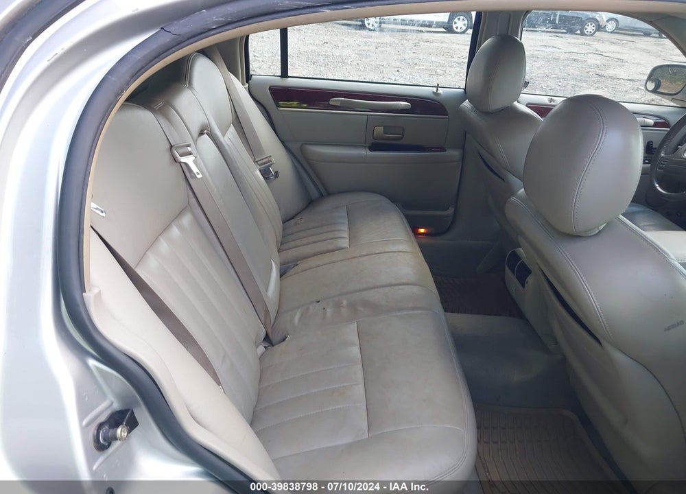 2004 LINCOLN TOWN CAR SIGNATURE VIN: 1LNHM81W74Y624082
