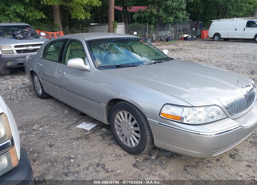 2004 LINCOLN TOWN CAR SIGNATURE VIN: 1LNHM81W74Y624082