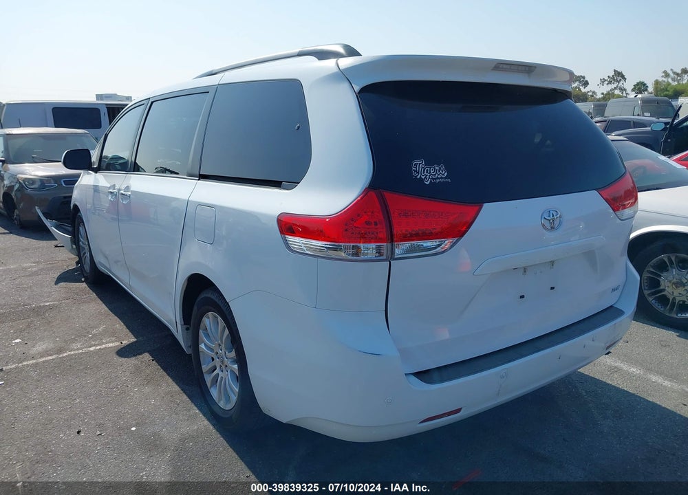 2013 TOYOTA SIENNA XLE V6 8 PASSENGER VIN: 5TDYK3DC6DS388972