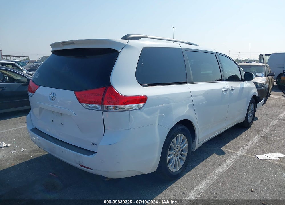 2013 TOYOTA SIENNA XLE V6 8 PASSENGER VIN: 5TDYK3DC6DS388972