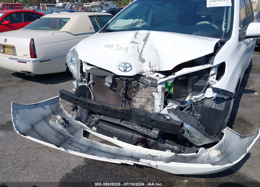2013 TOYOTA SIENNA XLE V6 8 PASSENGER VIN: 5TDYK3DC6DS388972