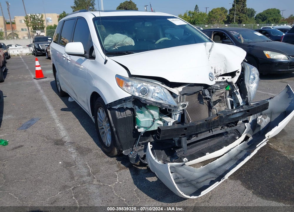 2013 TOYOTA SIENNA XLE V6 8 PASSENGER VIN: 5TDYK3DC6DS388972