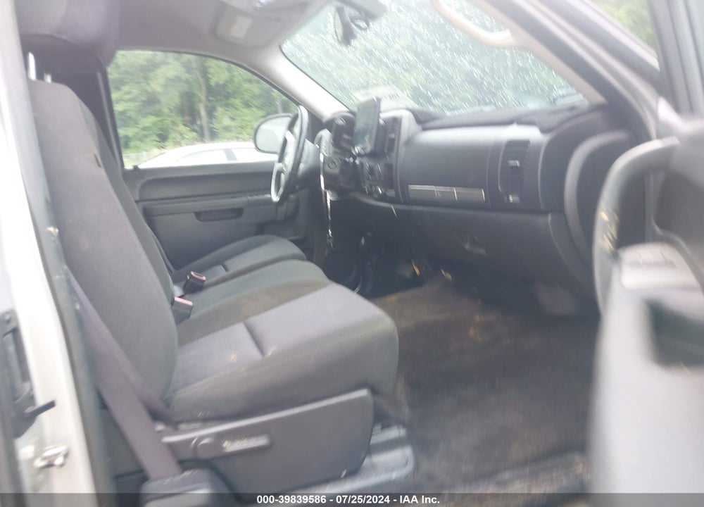 2011 CHEVROLET SILVERADO 1500 LT VIN: 1GCRCSE02BZ195021
