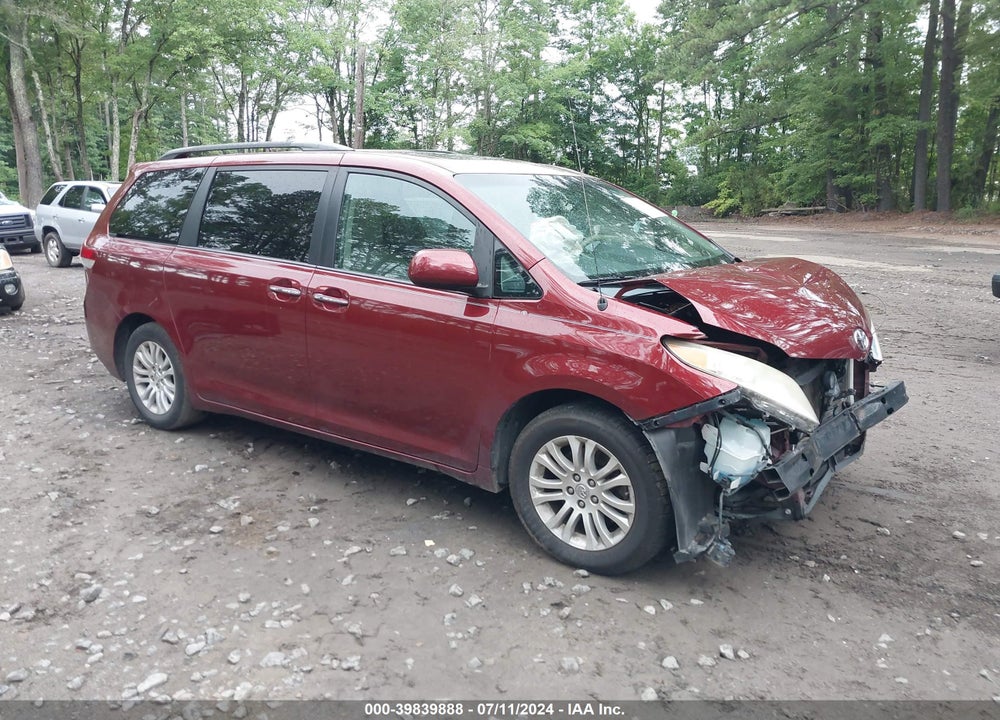 2013 TOYOTA SIENNA XLE V6 8 PASSENGER VIN: 5TDYK3DC4DS354982