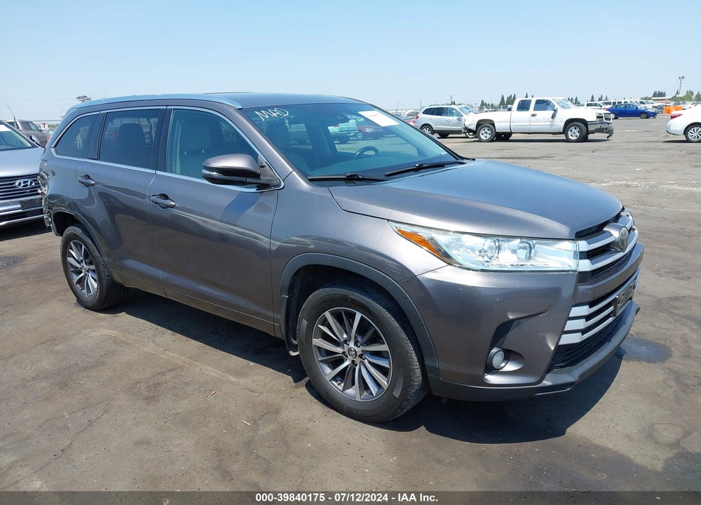 2017 TOYOTA HIGHLANDER XLE VIN: 5TDJZRFH7HS450099