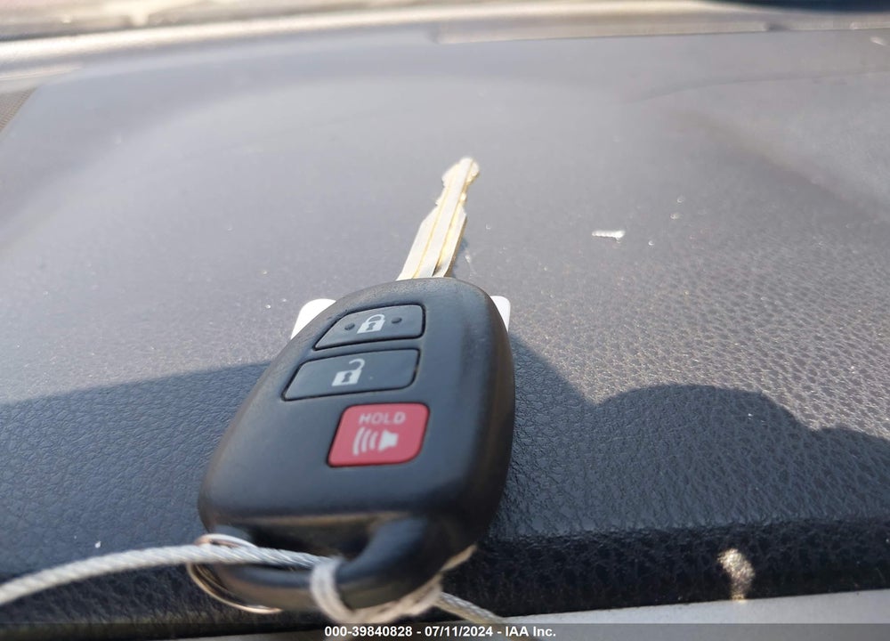 2014 TOYOTA RAV4 XLE VIN: 2T3WFREV3EW090961