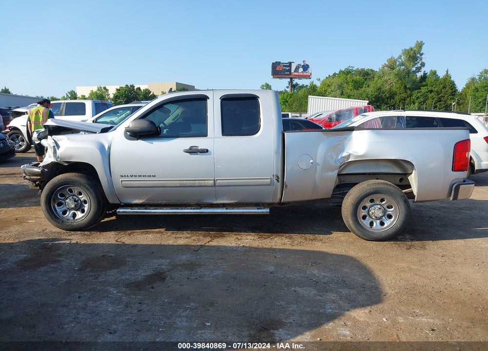 2013 CHEVROLET SILVERADO 1500 LS VIN: 1GCRCREA2DZ412801