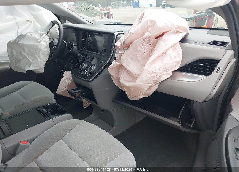 2017 TOYOTA SIENNA LE 8 PASSENGER VIN: 5TDKZ3DC4HS871934