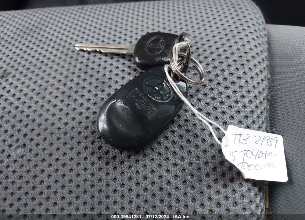 2015 TOYOTA TACOMA BASE V6 VIN: 3TMLU4EN4FM174138