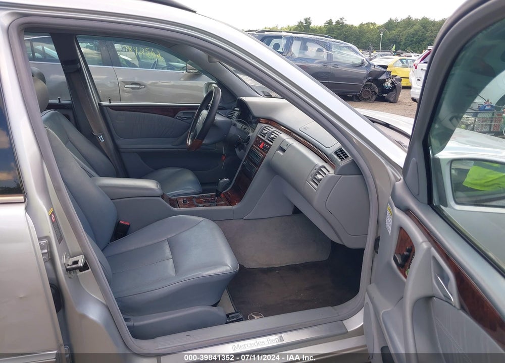 2001 MERCEDES-BENZ E 320 4M VIN: WDBJH82J51X052443