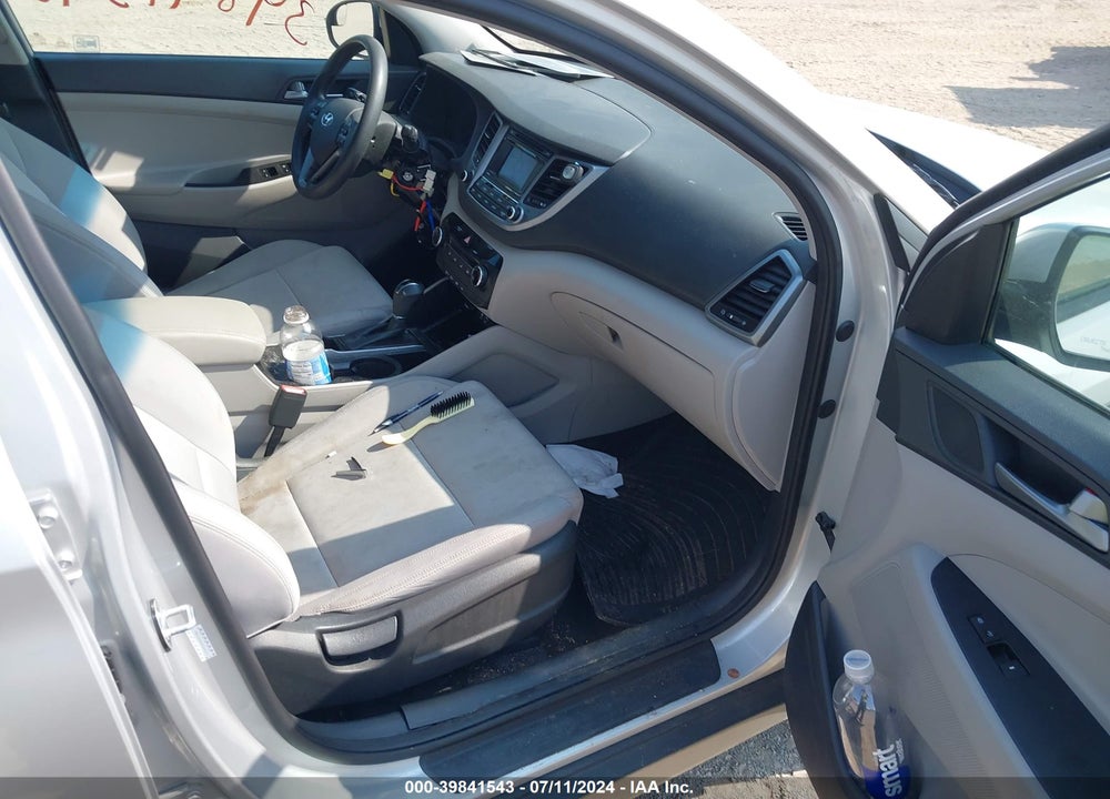 2017 HYUNDAI TUCSON SE VIN: KM8J3CA48HU268552