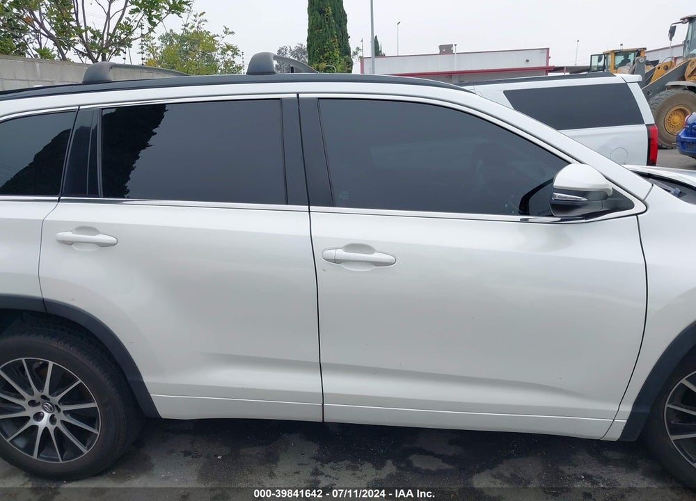 2018 TOYOTA HIGHLANDER SE VIN: 5TDKZRFHXJS542883