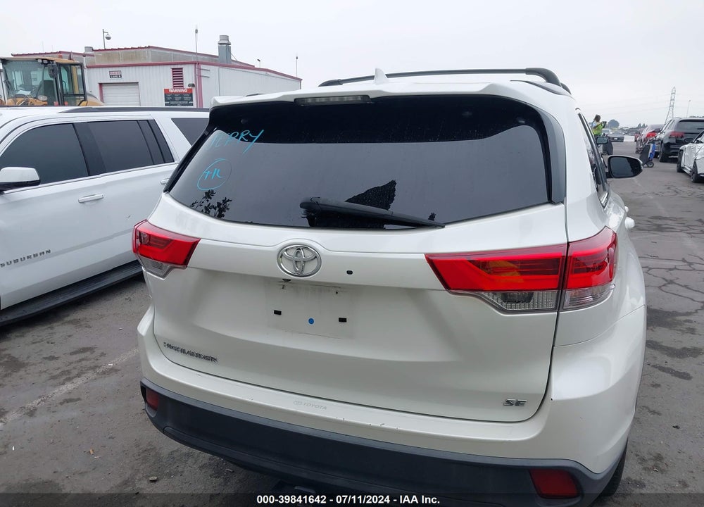 2018 TOYOTA HIGHLANDER SE VIN: 5TDKZRFHXJS542883