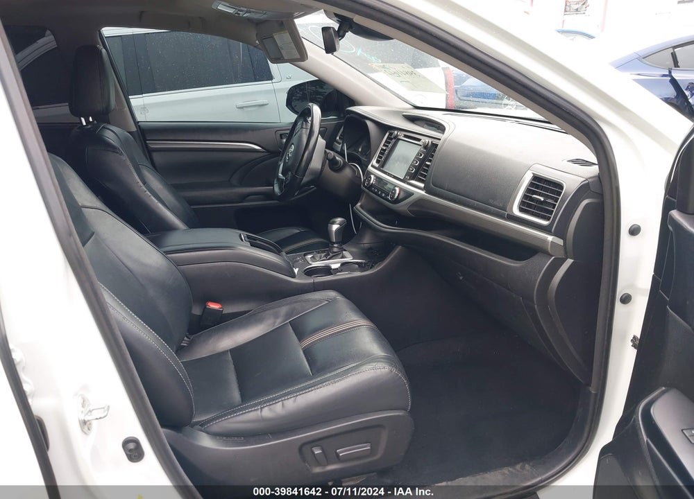 2018 TOYOTA HIGHLANDER SE VIN: 5TDKZRFHXJS542883