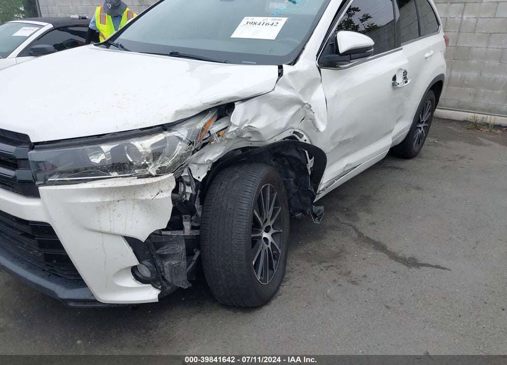 2018 TOYOTA HIGHLANDER SE VIN: 5TDKZRFHXJS542883