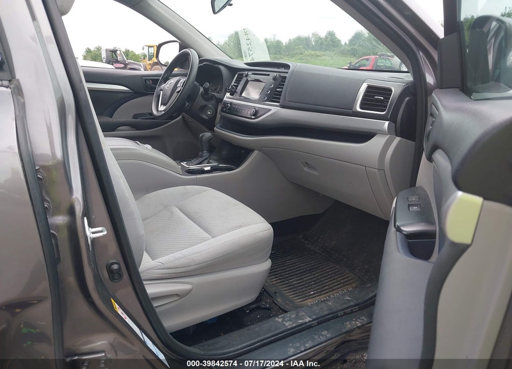 2016 TOYOTA HIGHLANDER LE V6 VIN: 5TDBKRFH9GS263812