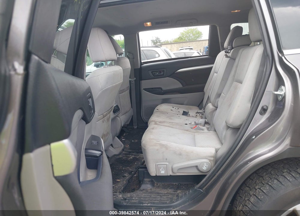 2016 TOYOTA HIGHLANDER LE V6 VIN: 5TDBKRFH9GS263812