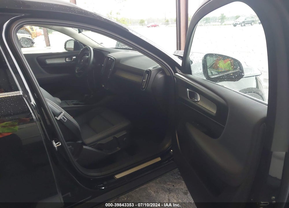 2024 VOLVO XC40 VIN: YV4L12UK5R2239592