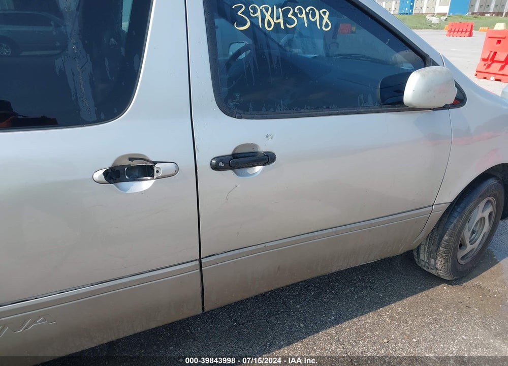 2002 TOYOTA SIENNA XLE VIN: 4T3ZF13C62U460327