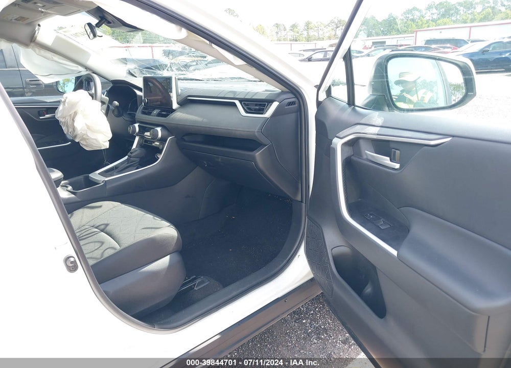 2024 TOYOTA RAV4 XLE VIN: 2T3W1RFV3RW308190