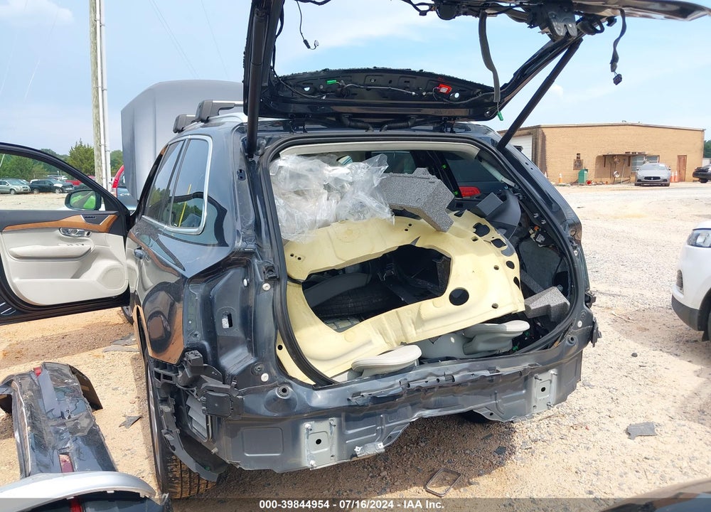 2022 VOLVO XC90 T5 MOMENTUM 7 PASSENGER VIN: YV4102CK2N1827266