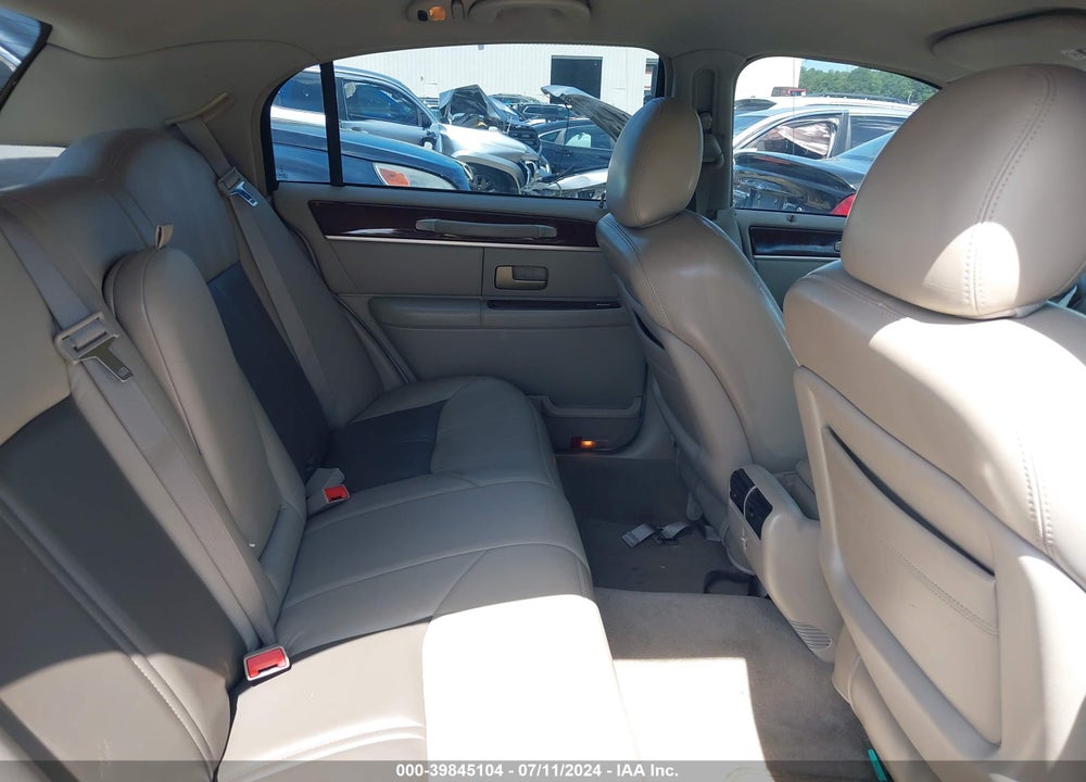 2004 LINCOLN TOWN CAR ULTIMATE VIN: 1LNHM83W04Y657230