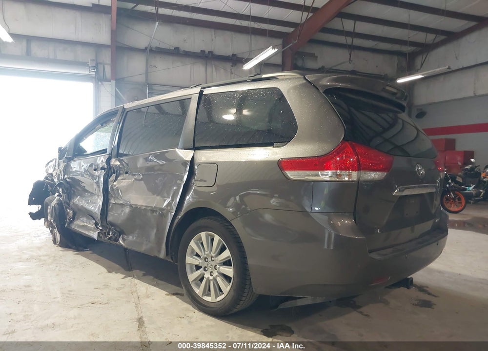 2013 TOYOTA SIENNA LIMITED V6 7 PASSENGER VIN: 5TDYK3DCXDS366683