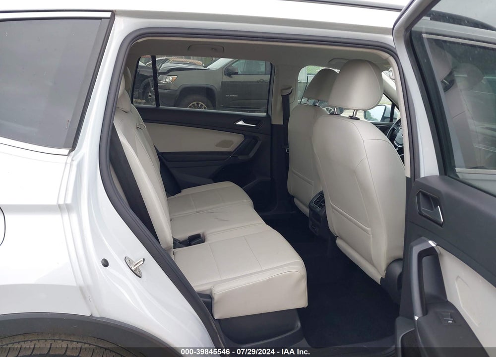 2018 VOLKSWAGEN TIGUAN VIN: 3VV2B7AX1JM001357