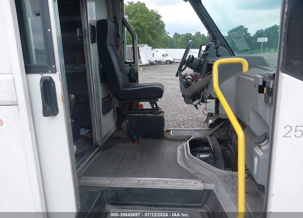 2013 ISUZU COMMERCIAL VAN VIN: JALB4T178D7W01243