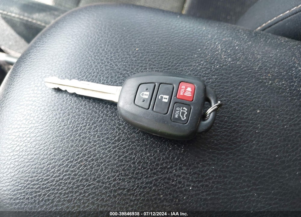 2016 TOYOTA RAV4 XLE VIN: 2T3WFREV1GW271804